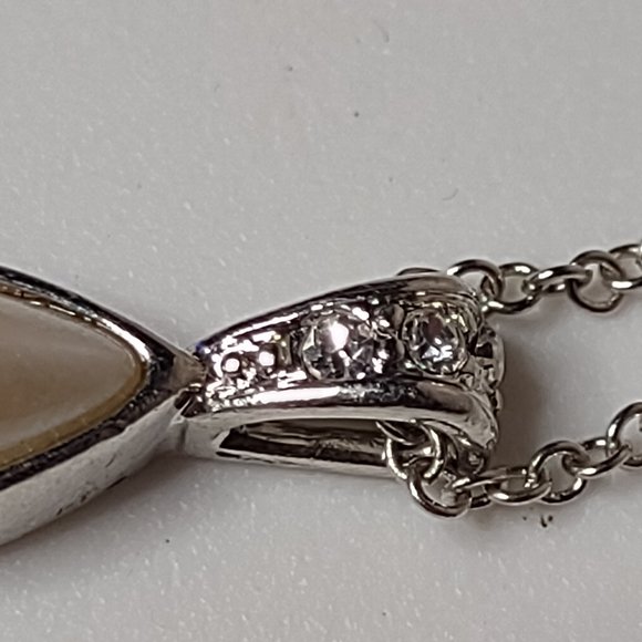 Silver Tone Avon Teardrop Shaped Pendant Necklace Adjustable 16.5 To 19 Inches - Picture 6 of 12